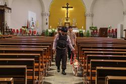 Sterilisasi Gereja Katedral Semarang Jelang Perayaan Natal