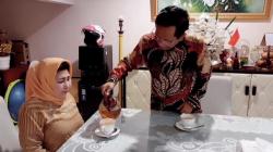 Momen Hangat Mahfud MD Rayakan Hari Ibu Bersama Istri sebelum Debat Cawapres