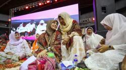 Pengajian Akbar di Surabaya, Atikoh Dapat Air Doa dari Nyai Ainur Rohmah