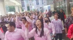 Meriah, Simpatisan Ganjar-Mahfud Berkaos Merah Muda Sat Set 3 Ramaikan JCC Jelang Debat