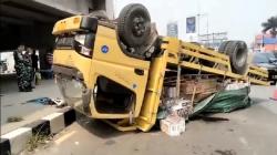 Kecelakaan di Depan Gerbang Tol Padalarang Timur, Truk Angkut Ratusan Dus Keramik Terbalik<