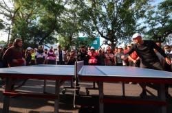 Ganjar dan Atikoh Pingpong Bareng di CFD Solo, Warga: Ibu Cantik Amat!<