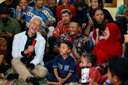 Antusias Sambut Ganjar Malam-Malam, Warga Solo: Kami Kangen Sama Bapak