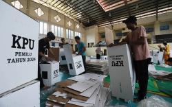 Proses Perakitan Kotak Suara Pemilu 2024 di GOR Tanah Abang