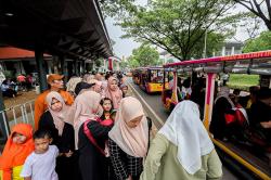 Pengunjung TMII Membeludak Menikmati Liburan Natal 2023