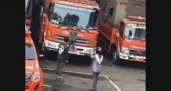 Kasihan Ambil Foto Diam-Diam, Viral Petugas Damkar Persilakan Anak Kecil Berfoto Bareng Mobilnya