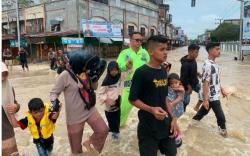 Banjir di Aceh Utara Meluas Rendam 12 Kecamatan, Jalur Aceh-Medan Lumpuh Total<
