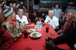 Momen Ganjar Serap Aspirasi Sambil Angkringan