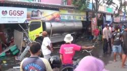 Truk Tangki Seruduk Kerumunan di Pasar Paron Ngawi, 5 Orang Dilarikan ke RS