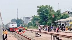 Viral Video Detik-Detik Pria Nyaris Tertabrak Kereta di Stasiun Kosambi, Sempat Terjatuh