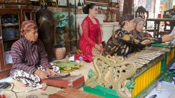 Momen Atikoh Ganjar Jajal Main Gamelan Gender dan Slenthem di Magelang