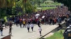 Jenazah Lukas Enembe Dipikul Ribuan Massa ke STAKIN Sentani