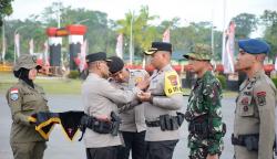 Kapolri Beri Pin Emas kepada Anggota TNI dan Polri Tergabung dalam Satgas Operasi Damai Cartenz 2023