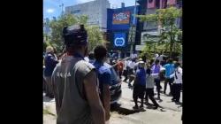 Ricuh Arak-arakan Jenazah Lukas Enembe, TNI-Polri Jadi Sasaran Amuk Massa<