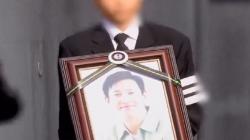 Tangis Jeon Hye Jin Pecah di Prosesi Pemakaman Lee Sun Kyun, Warganet: Nangis Banget Lihat Istrinya