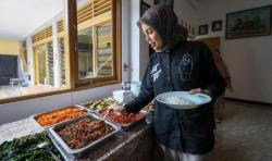 Pulang Kampung ke Purbalingga, Siti Atikoh Santap Makanan Favorit Oseng Tempe Ireng 