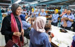 Siti Atikoh Ganjar Semangati Ribuan Karyawan Pabrik Wig di Purbalingga