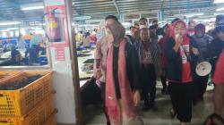 Atikoh Ganjar Kunjungi Pabrik Wig di Purbalingga, Sapa Para Pekerja