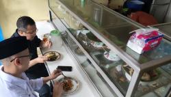 Kesederhanaan Caleg Perindo Ustaz Yusuf Mansur dan Wahyu Nur Iman, Makan di Warteg Pinggir Jalan