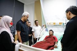Ganjar Ditemani Siti Atikoh Jenguk Dua Relawan Korban Penganiayaan Oknum TNI