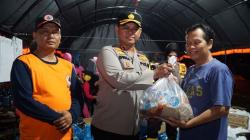 Kapolres Rokan Hulu Bagikan Sembako ke Warga Terdampak Banjir, Ajak Sukseskan Pemilu 2024