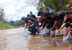 Unik, Puluhan Nama Agus di Kulonprogo Rayakan Tahun Baru dengan Tebar Benih Ikan<