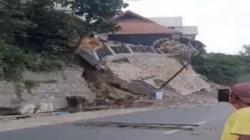 Detik-Detik Tembok Pembatas Gereja Ambruk di Kendari Terekam Kamera Warga<