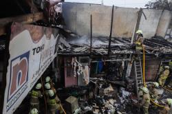 Isi Toko Bangunan di Condet Ludes Terbakar Dilalap Api