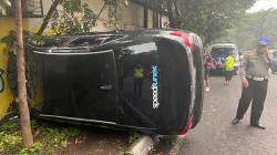Kecelakaan di Setiabudi Bandung, Mobil Sedan Hilang Kendali Hantam Pohon