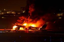 Pesawat Japan Airlines Tabrakan hingga Meledak, Begini Kondisi 379 Penumpang