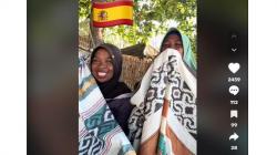 Viral Ibu-Ibu Pedagang Kain di Pantai Lombok Lancar 3 Bahasa Asing, Netizen: Ijazah Tidak Perlu