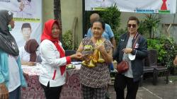 Caleg Perindo Selvianti Joenoes dan Endang Axioma Gelar Bazar Minyak Goreng Murah di Badung