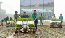 Dukung Program Ketahanan Pangan, Pangkostrad Tanam Padi Perdana di Subang
