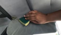 Gampang Kotor, Begini Cara Membersihkan Plafon Mobil Berbahan Beludru