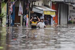 Jalan Kemang Utara Banjir, Mobil dan Motor Tidak Bisa Melintas 