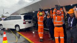 Kanopi Drop Zone Stasiun Tugu Yogyakarta Ambruk Timpa 5 Mobil, PT KAI Akan Ganti Kerugian<