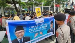 Massa Geruduk Kantor Kemendag Tuntut Klarifikasi Zulhas tentang Candaan Salat