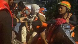 Banjir di Mampang Jaksel, Sejumlah Warga Dievakuasi Tim SAR