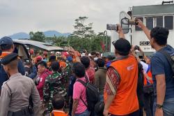 Momen Dramatis Evakuasi Jasad Terakhir Korban Tabrakan KA Turangga di Bandung
