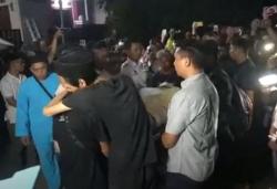 Isak Tangis Keluarga Sambut Kedatangan Jenazah Masinis Korban Tabrakan Kereta Api di Bandung<