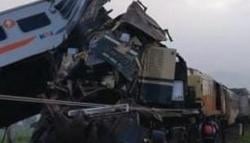 Penampakan 2 Kereta Api Tabrakan di Haurpugur-Cicalengka Bandung, Gerbong Hancur Keluar Rel