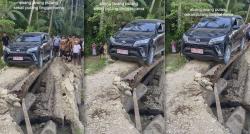 Momen Menegangkan Mobil Menyeberangi Sungai lewat Jembatan Kayu, Endingnya Bikin Kaget