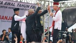 Momen Kocak Warga FBR saat Bertukar Peci dengan Ganjar: Maaf Kekecilan Pak