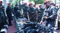 Pangkogabwilhan III Dampingi Panglima TNI Cek Kesiapan Prajurit dan Senjata Kopassus<