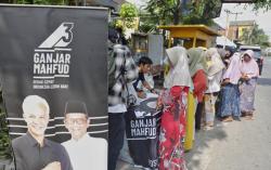 Relawan Ganjar-Mahfud Gelar Bazar Beras Murah di Lombok Timur
