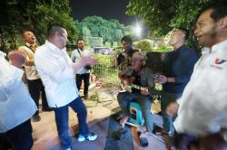HT Bersama Pengamen Nyanyikan Lagu Mars Perindo