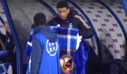 So Sweet! Jude Bellingham Berikan Selimut untuk Ball Boy yang Kedinginan