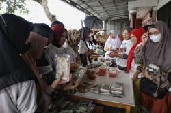 Relawan Crivisaya Ganjar Adakan Bazar Murah di Lampung, Libatkan Pelaku UMKM