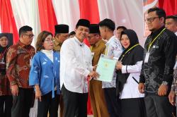 Wakil Menteri ATR Bagikan 1.000 Sertifikat Tanah di Riau