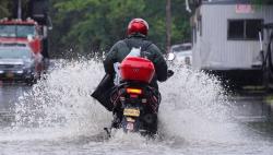 Musim Hujan Tiba, Ini Bahaya Pakai Ban Motor Gundul